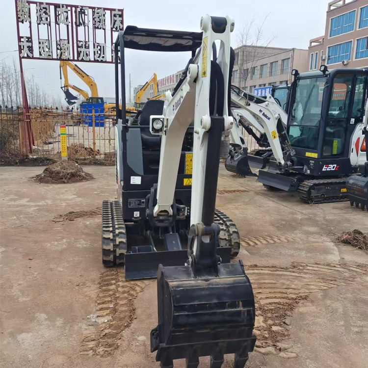 حديقة منزلية تستخدم حفارة صغيرة مع مسار مطاطي