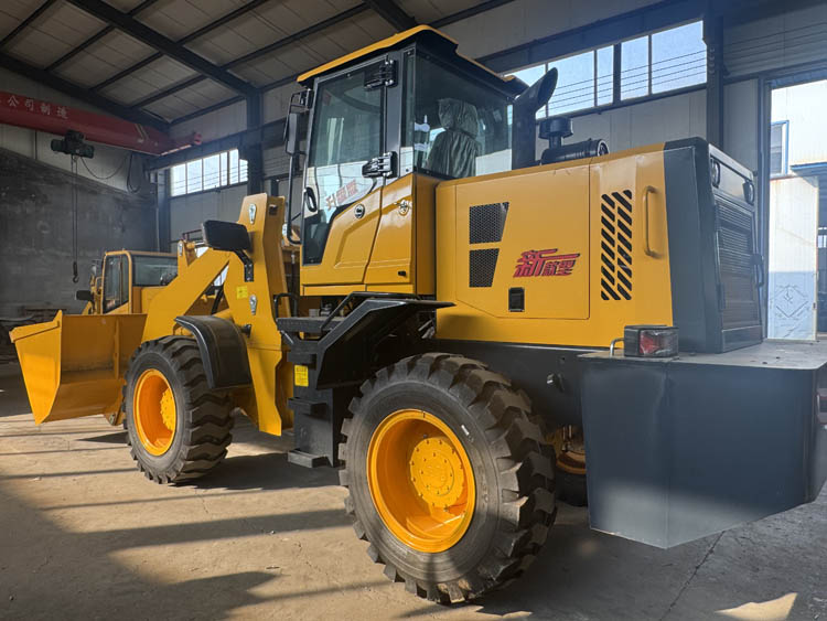 الجرافة ذات العجلات الأربع الصغيرة