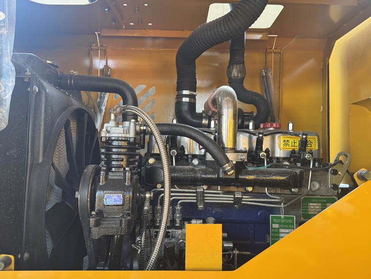 الجرافة ذات العجلات الأربع الصغيرة